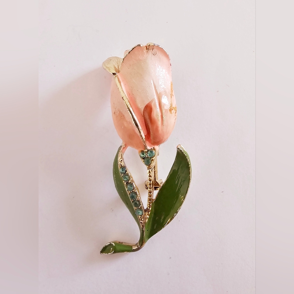 Beautiful sweet 1950s soft pink rose ivy leaf brooch #madmen #midcentury #granny